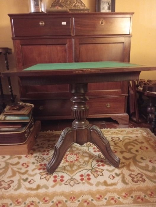 Mesa de jogo com pé de galo