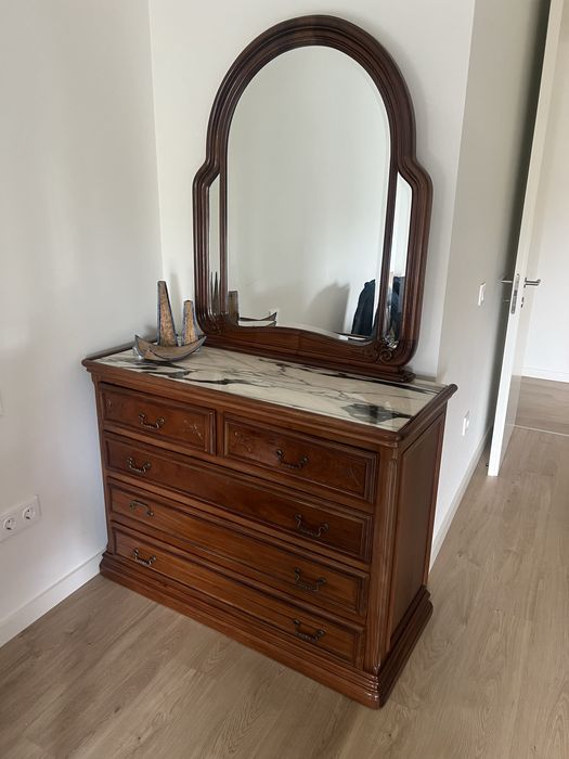 Mobilia em madeira em bom estado