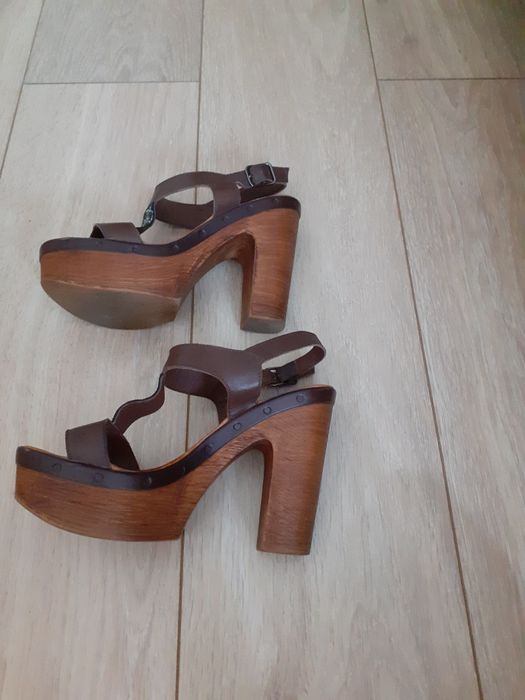 Sandały na koturnie w rozmiarze 36.