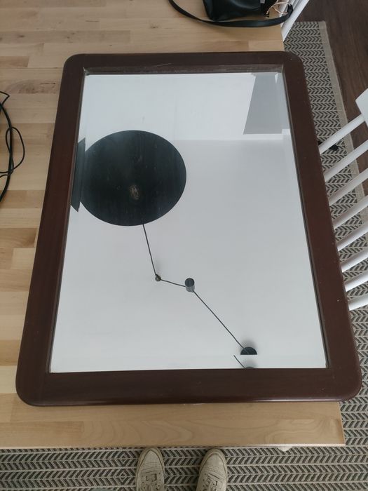 Espelho com moldura de madeira