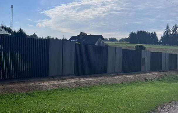 nowoczesne ogrodzenie ze spieków kwarcowych - słupek multimedialny spieki