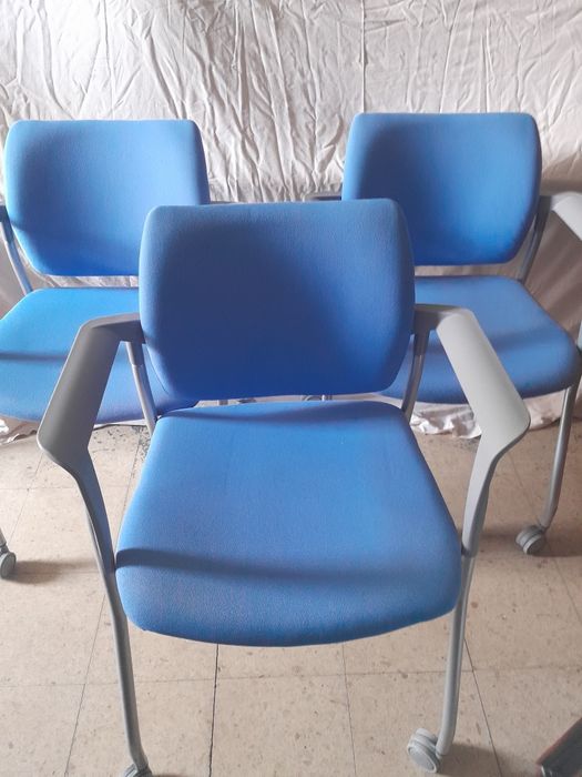 Cadeiras azuis com rodas