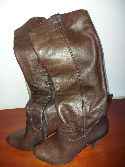 Botas de cano alto castanho