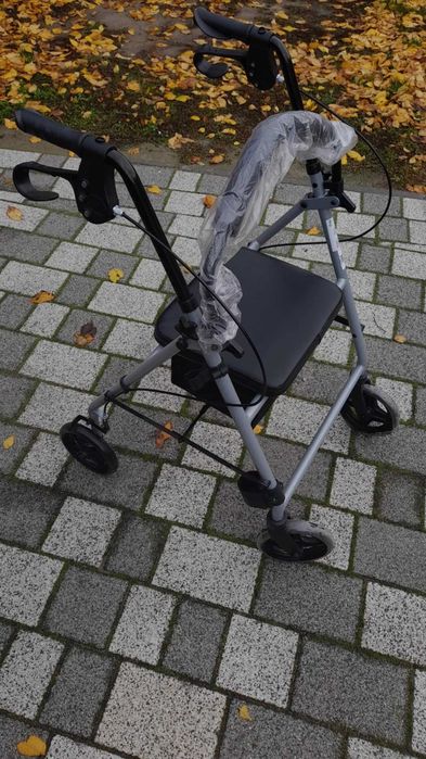 CHODZIK czterokołowy z koszykiem  - NOWY