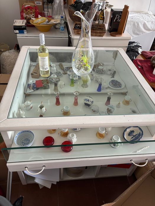 Móvel com arrumação e expositor