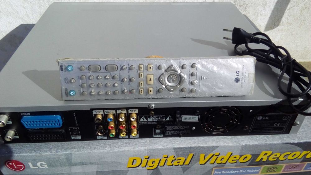 Leitor e Gravador de DVD-CD LG Digital +100 Filmes DVD Francês-inglês