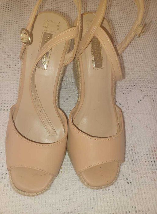 Sandálias de cunha nude