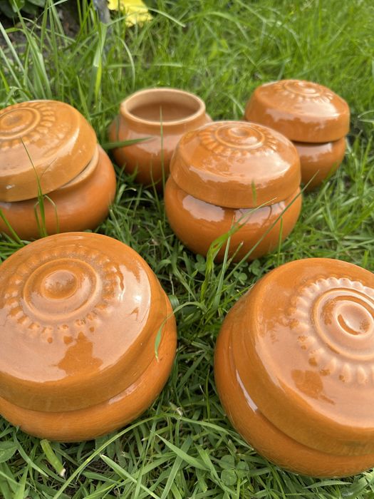 Глиняні глечики давні, не були у використанні