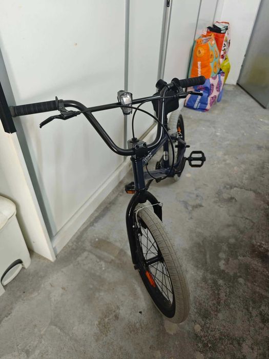 Bicicleta nova BMX . Para criança.