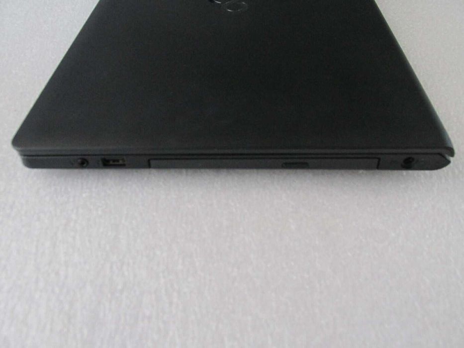 Portátil Fujitsu Lifebook A555 - i5 / 8G / SSD 256GB