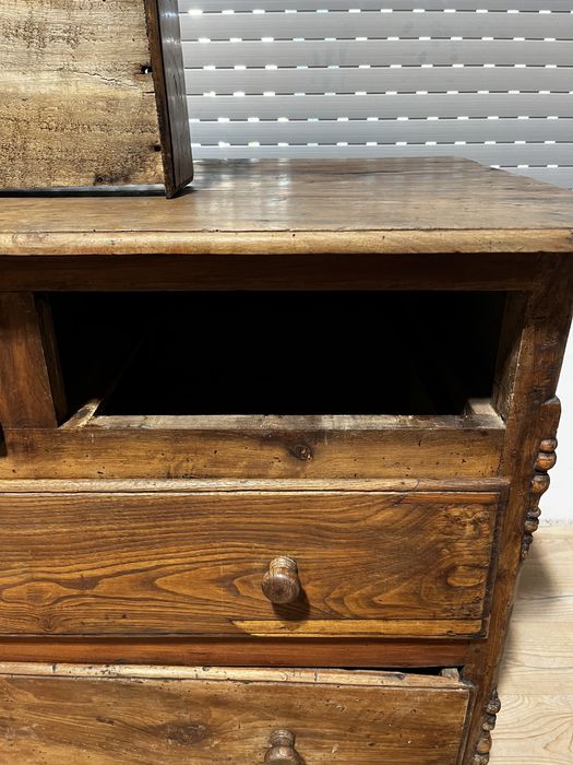 Comoda centenaria em madeira de castanho