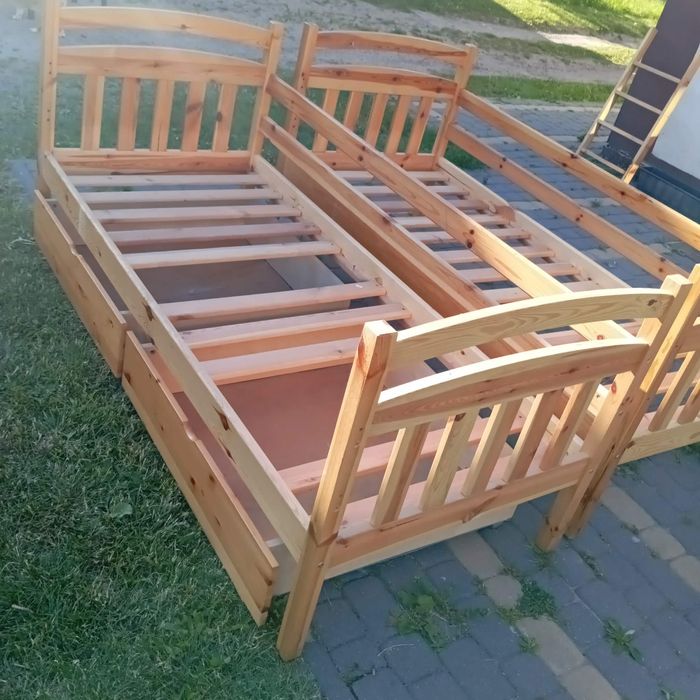 dwa łóżka drewniane