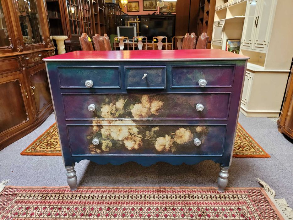 Cómoda antiga restaurada e pintada de forma personalizada