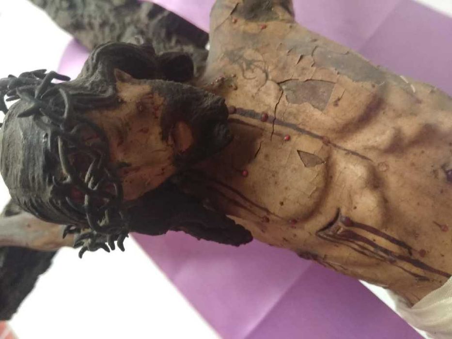 Antiga Cruz com Cristo em madeira talhado e policromado