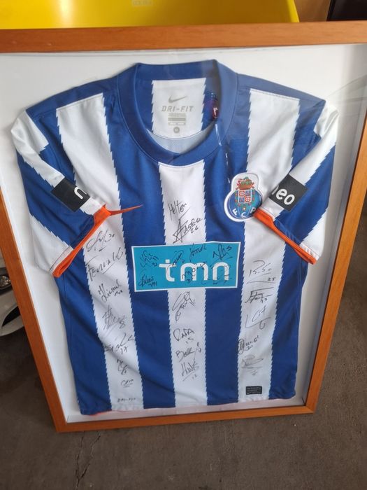 Camisola do F.C. Porto época 2010/2011 oficial autografada pelo plantel. Época de ouro do Porto. Oferecida pelo vice-presidente do Porto.