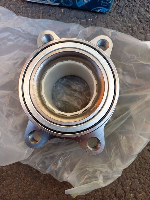 Комплект підшипника колеса Nissan Caravan 2000-2007рік H11068BTA