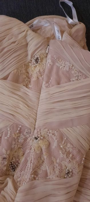 Нежно-кремовое платье на стройную девушку размер S/6/44