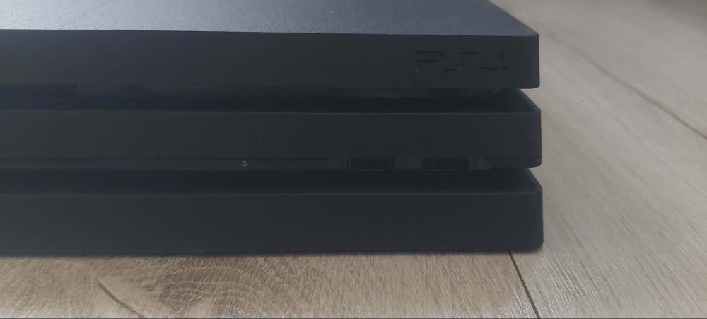 Ps4 Pro + 2 pady