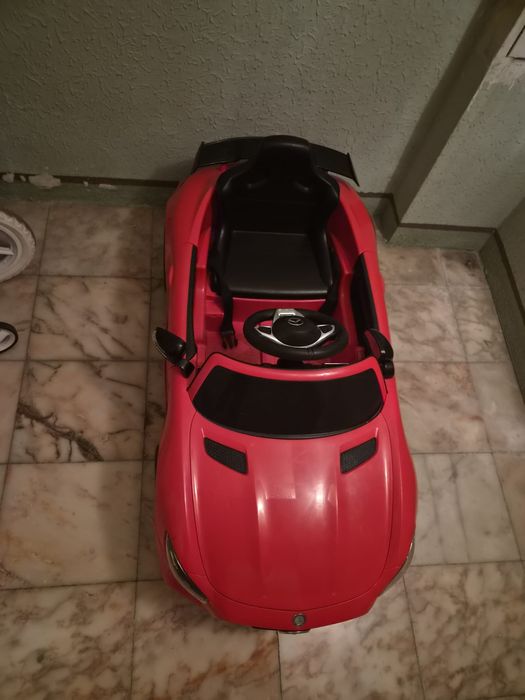 Carro Mercedes AMG com comando-criança