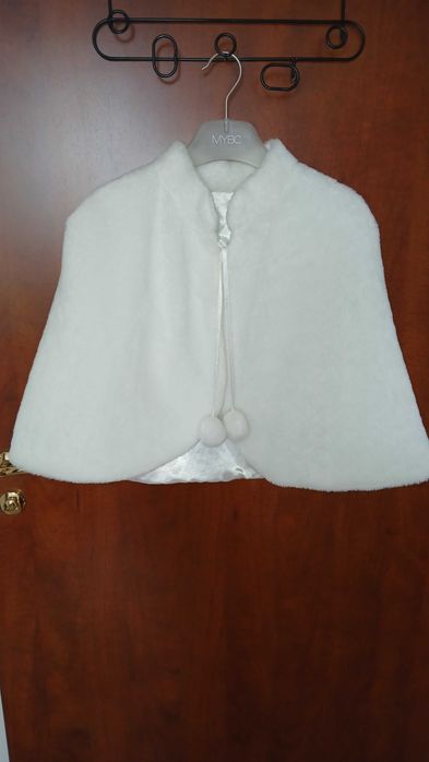 Białe ciepłe bolerko komunijne dla dziewczynki.