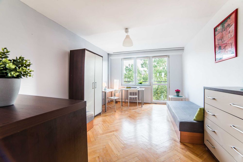 5 min pieszo od pl. Hallera  słoneczny pokój 17 m² z balkonem | parking i winda