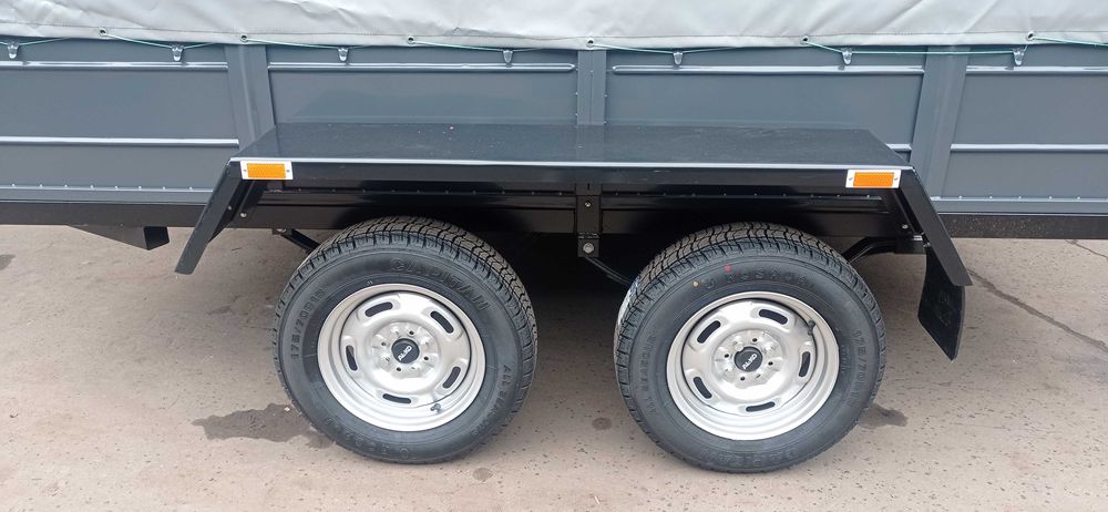 Двовісний автомобільний причіп від виробника.