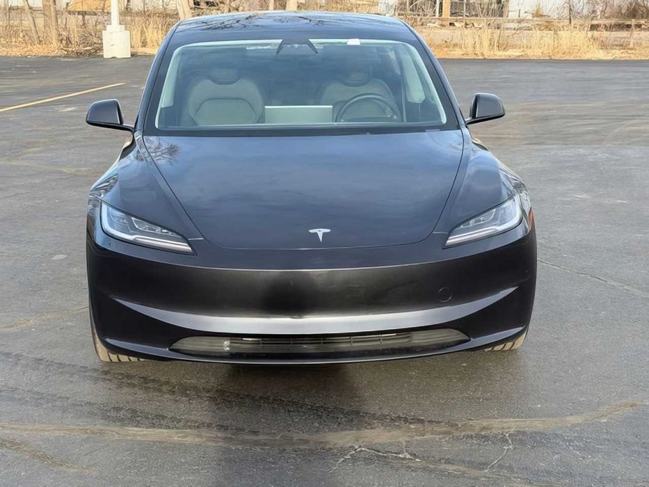 Tesla Model 3      2024