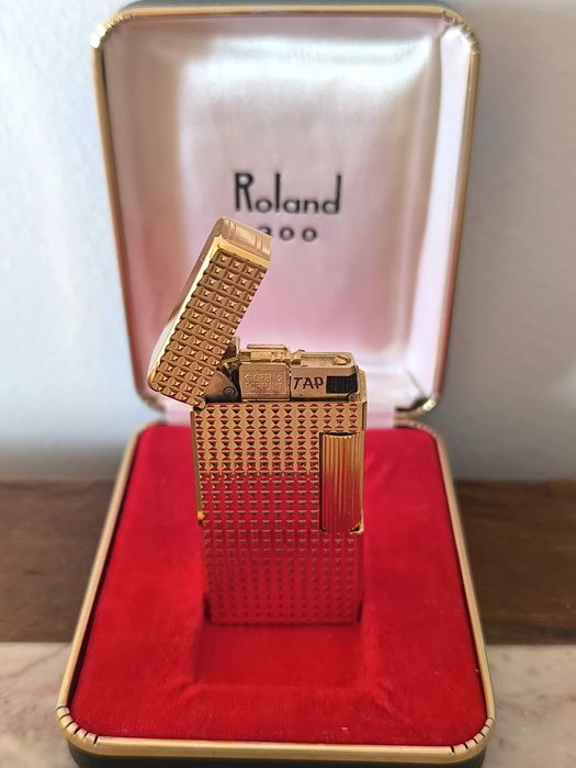 Isqueiro antigo, colecionável da marca Roland 300 dourado, fabricado no Japão. Por volta da década de 1960