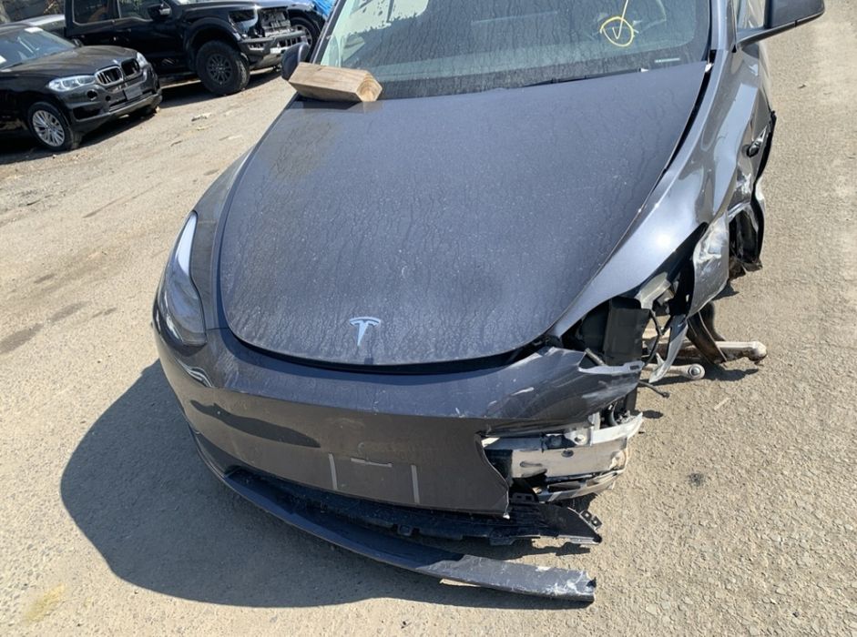 Продам Tesla Y .