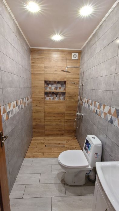 Будівельні роботи, укладання плитки, штукатурка, стяжка, сантехніка.