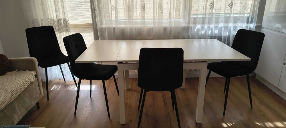 krzesła tapicerowane miękkim welwetowym materiałem