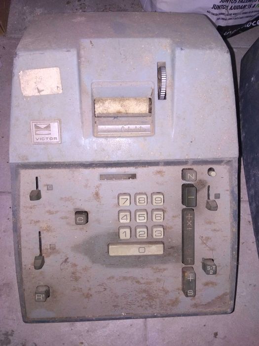 Conjunto de 2 calculadoras antigas marca Victor