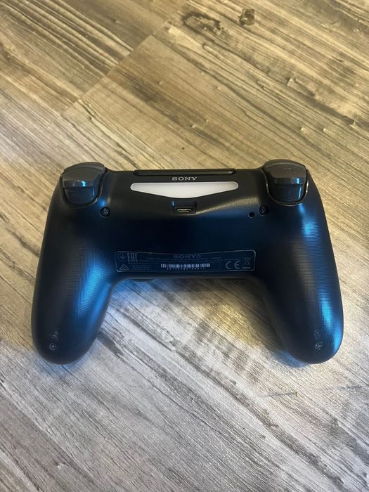 Konsola PlayStation 4 Pro 1Tb plus dwa pady