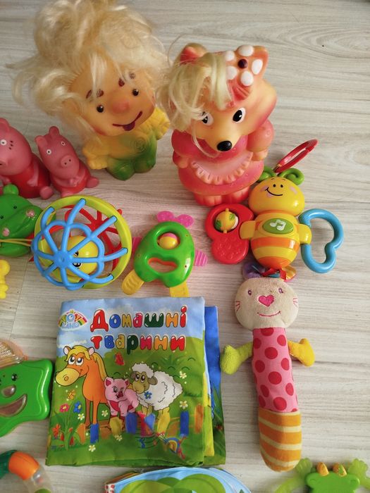 Лот іграшок для малюків.