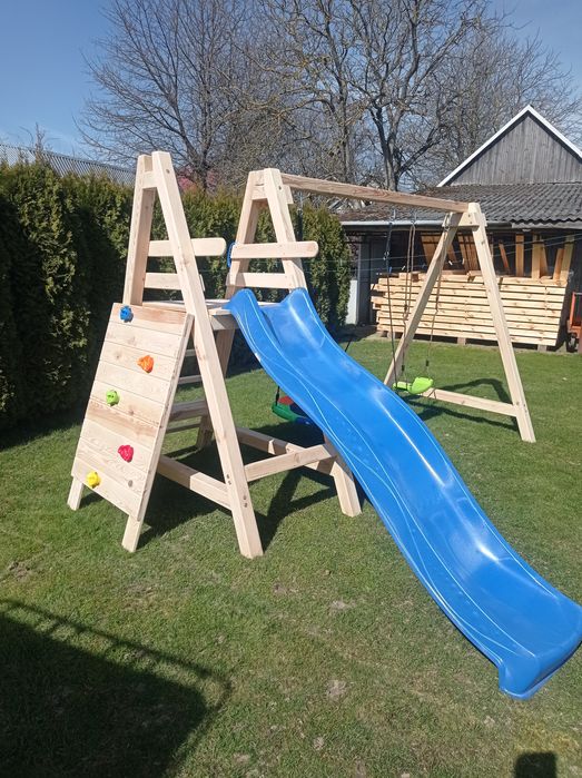 Drewniany domek z huśtawką