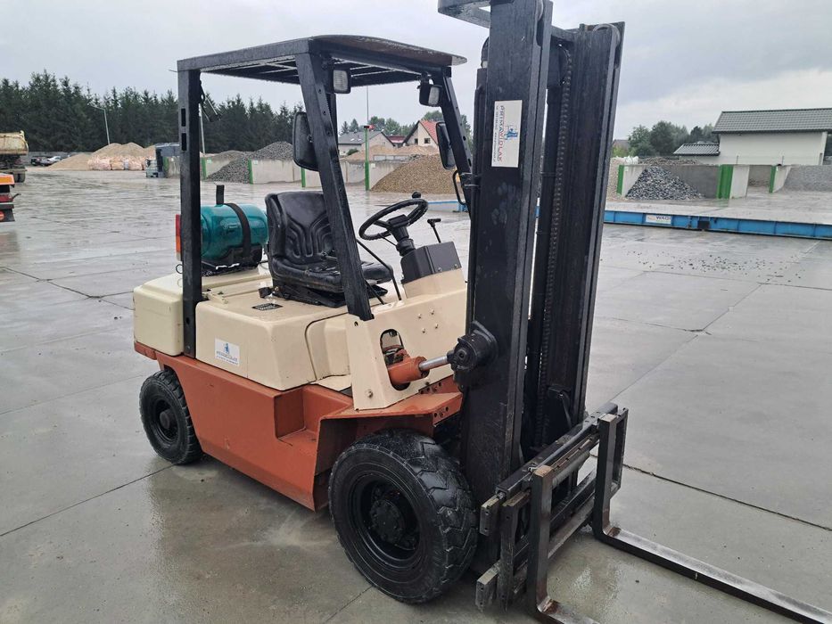 Wózek widłowy Nissan 2,5 tony przesuw gaz