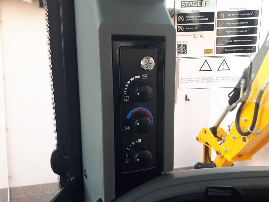 Máquina Retroescavadora JCB 3CX de 2024