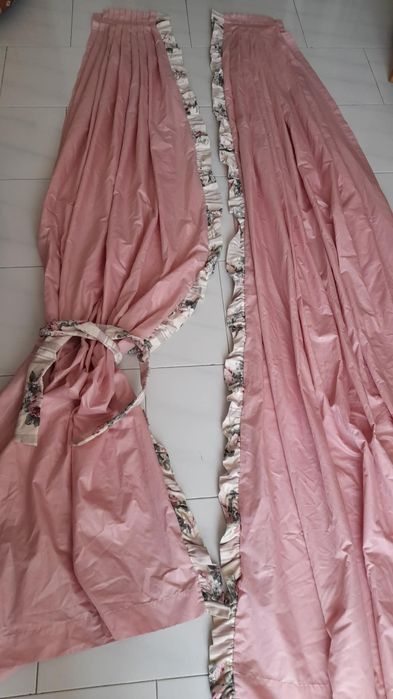 Conjunto de 2 almofadas reversíveis + 1 capa de almofada + 2 cortinados  18€