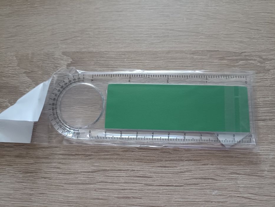 Mini kalkulator słoneczny z przezroczystą linijką i lupą, zielony