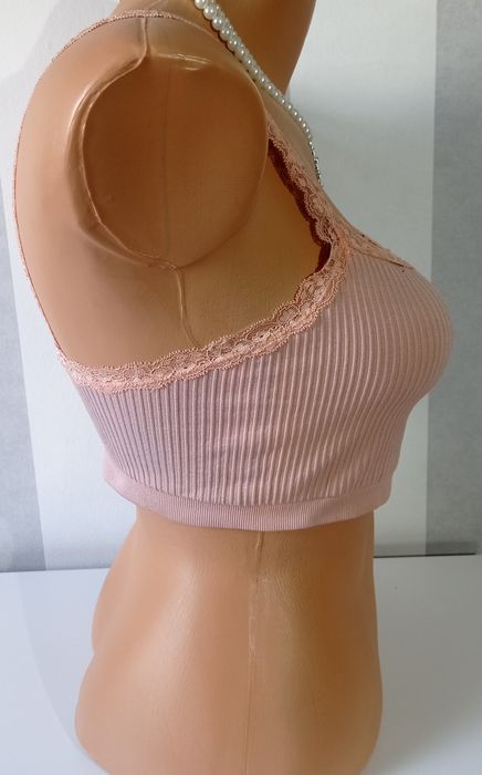 Crop top na ramiączkach pudrowy róż prążkowany z koronką S