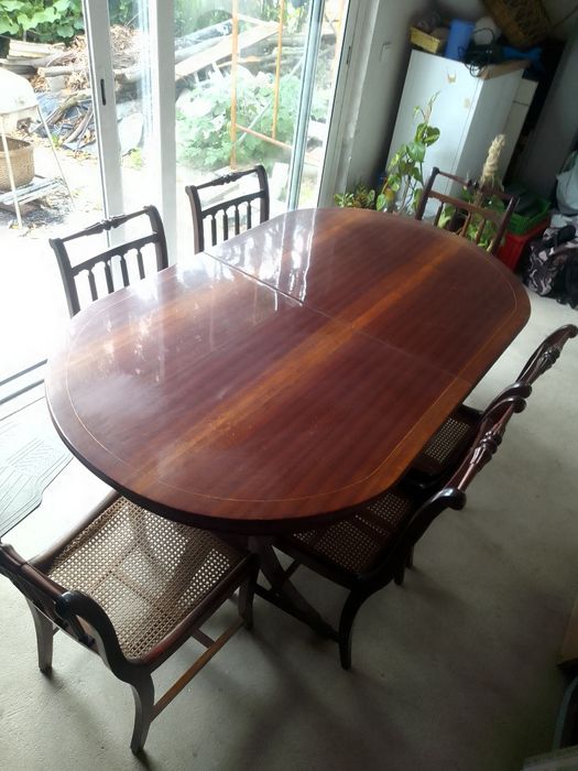 Cristaleira estilo Inglês com iluminação.