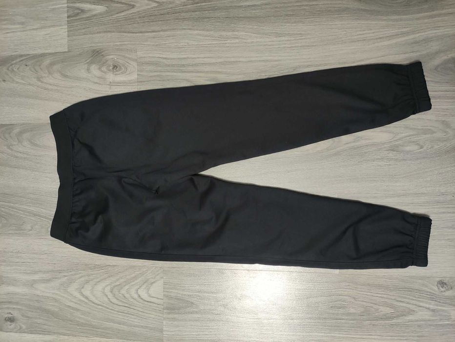 Спортивні штани Under Armour.