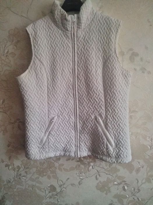 Біла жіноча жилетка