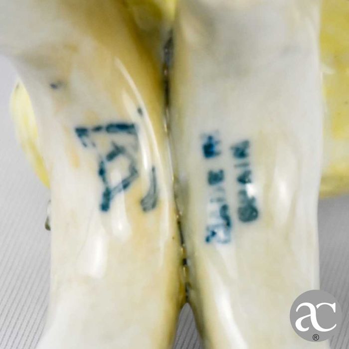 Figura de pássaro em porcelana espanhola