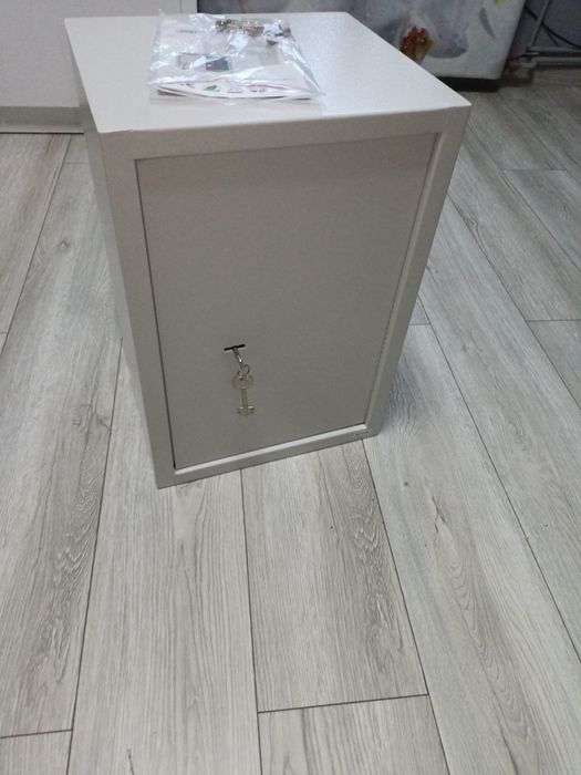 Sejf biurowy, meblowy