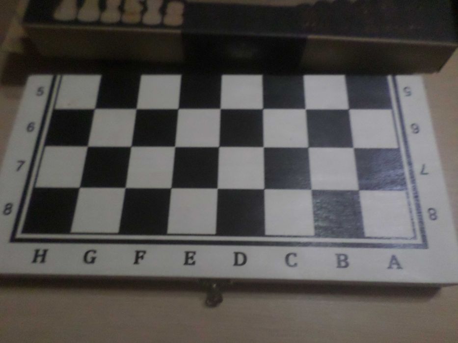 Jogo de xadrez com caixa madeira