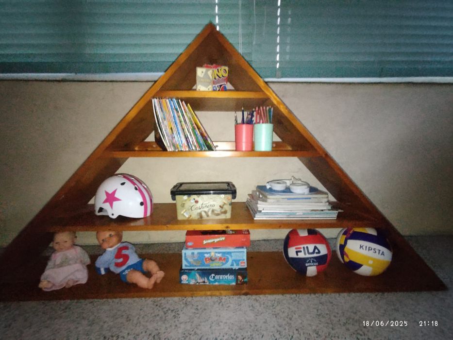 Estante triangular em madeira , em óptimo estado