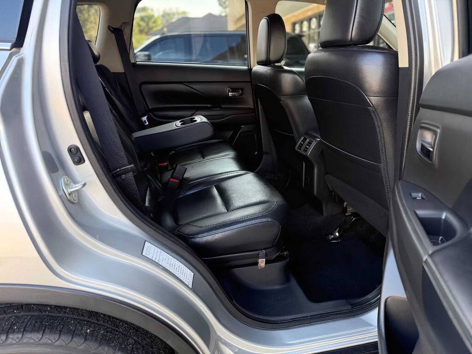 Mitsubishi Outlander      2020