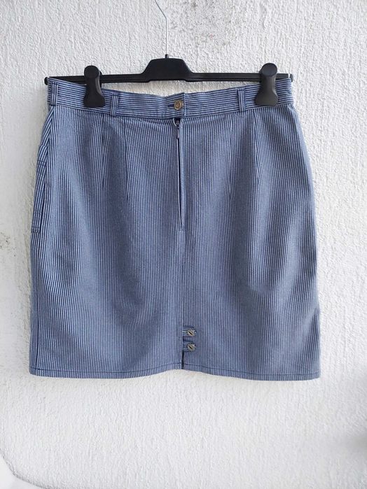 Spódnica , krótka w paseczki-zamek z przodu– 44 InPost