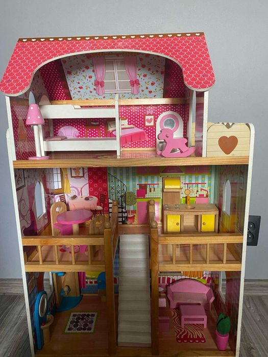 śliczny drewniany domek dla lalek